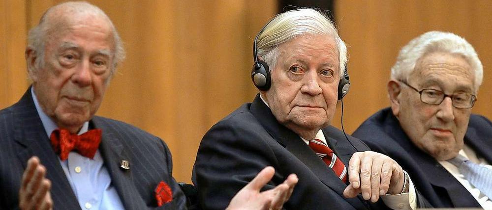 Geballte Altersweisheit: Der ehemalige US-Außenminister George P. Shultz, Alt-Bundeskanzler Helmut Schmidt und der frühere US-Außenminister Henry Kissinger. (von links nach rechts)