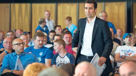 Allein unter Fans. Manager Michael Preetz, hier bei seiner Ankunft im Palais am Funkturm, stand beim Dialog mit den Hertha-Mitgliedern im Mittelpunkt der Kritik.