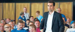 Allein unter Fans. Manager Michael Preetz, hier bei seiner Ankunft im Palais am Funkturm, stand beim Dialog mit den Hertha-Mitgliedern im Mittelpunkt der Kritik.