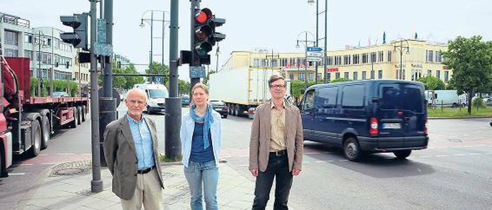 Landschaftsarchitekt Stephan Buddatsch (rechts) und Stadtplaner Axel Busch und Landschaftsarchitektin Natalija Ravel haben den Entwurf für den Kurt-Schumacher-Platz gestaltet.