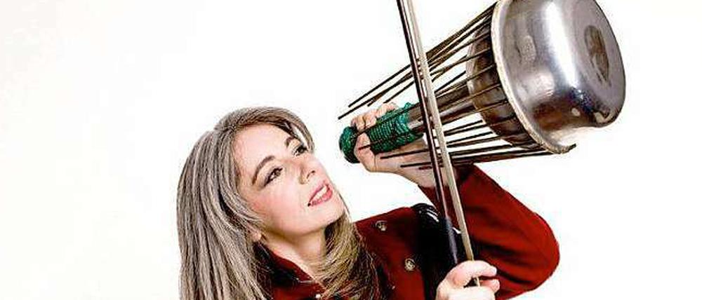 Evelyn Glennie mit einem ihrer ungewöhnlichen Schlagzeuge.