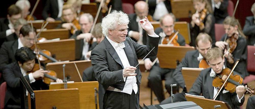 Hier ist Sir Simon Rattle ohne Brezel zu sehen.