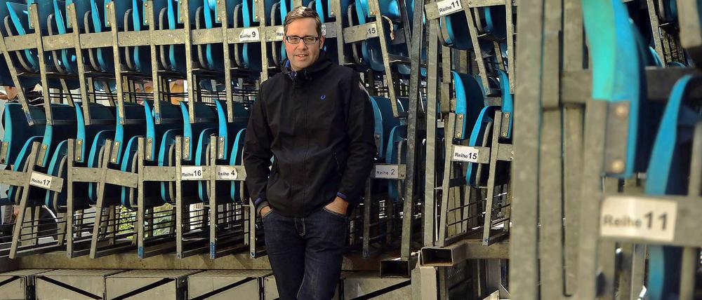 Der Gastgeber: "11 Freunde"-Chef Philipp Köster vor den Sitzen der Zuschauertribüne. Im EM-Quartier am Postbahnhof können ab Freitag 3000 Leute Fußball gucken.