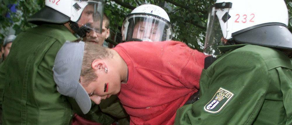 Klare Ansage: Berliner Polizisten bei einem Einsatz gegen Hooligans.
