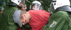 Klare Ansage: Berliner Polizisten bei einem Einsatz gegen Hooligans.