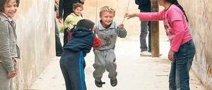 Selbst gemacht. In einem Camp in Jordanien spielen Kinder mit einer improvisierten Schaukel.