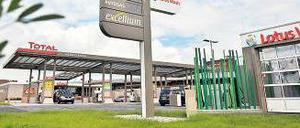 Gut getarnt. So wie hier in Berlin-Moabit will der Total-Konzern künftig mehr Tankstellen in grün und grau gestalten. So sollen sie sich besser ins Stadtbild einfügen, heißt es.