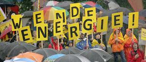 Atomkraftgegner aus Koblenz demonstrierten am vergangenen Sonntag (3. Juni 2012) im rheinland-pfälzischen Ingelheim im Regen für die Energiewende.