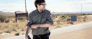 Fernglas statt Computer. Jonathan Franzen erspäht einen Präriefalken. Foto: Arte
