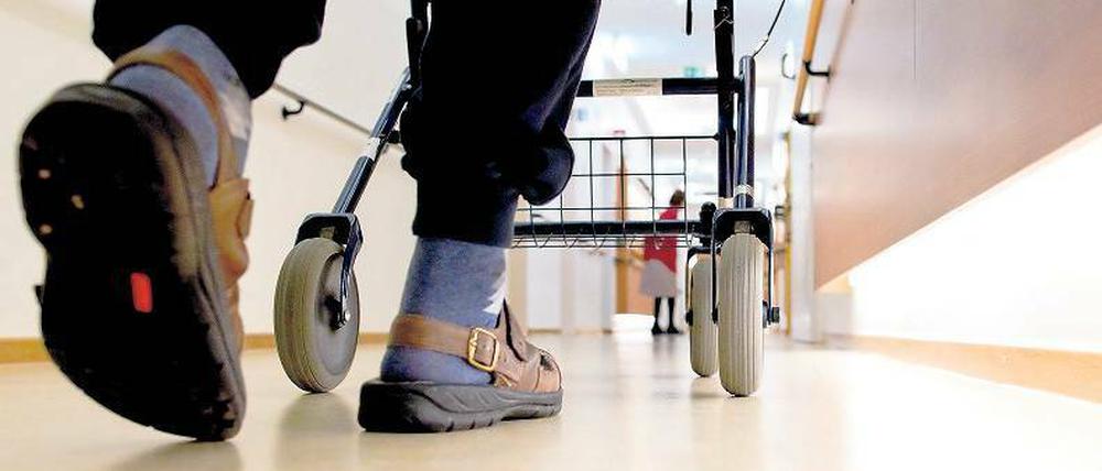 Wer privat eine Pflegezusatzversicherung abschließt, bekommt künftig fünf Euro pro Monat vom Staat dazu. Kritiker sehen darin eine Subventionierung der Versicherer. 