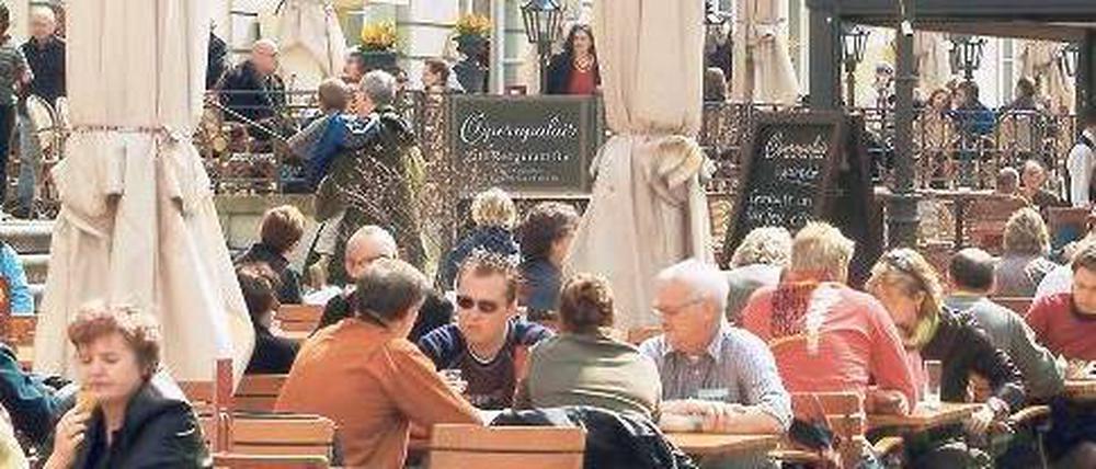Kalter Kaffee. Gegen Ende der Kaiserzeit war das Café Kranzler Unter den Linden Ecke Friedrichstraße (re.) einer der beliebtesten Treffpunkte der Stadt. Das zweite, 1934 am Kurfürstendamm eröffnete Haus ist heute nur noch ein Schatten seiner selbst, wie ohnehin die alte Kaffeehauskultur in Berlin weitgehend verschwunden ist. Zuletzt wurde das Opernpalais mit seinem Café (li.) geschlossen, die Zukunft des Gebäudes ist offen. Fotos: Kai-UweHeinrich, bpk
