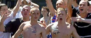 Kampfbereit. Englische Hooligans lieferten sich in Charleroi heftige Auseinandersetzungen mit deutschen Hooligans, mit der Polizei – und mit sich selbst.