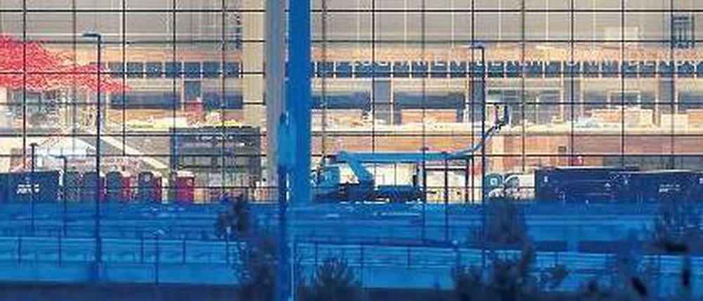 Immer neue Schwierigkeiten. Nicht nur die Bauarbeiten sind beim Großflughafen in Schönefeld im Verzug; auch beim Schallschutz gibt es ungelöste Probleme. Jetzt beginnt dazu ein neues Planfeststellungsverfahren.