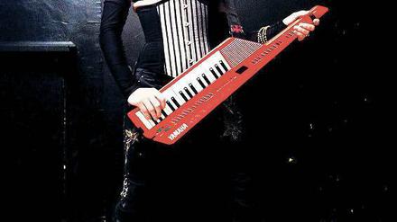 Diese Augen! Amanda Palmer im Burlesque-Kostüm – die Keyboardgitarre wird auch beim Konzert heute im Roten Salon zum Einsatz kommen.