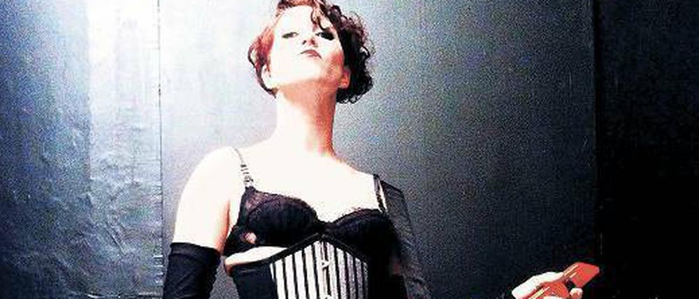 Diese Augen! Amanda Palmer im Burlesque-Kostüm – die Keyboardgitarre wird auch beim Konzert heute im Roten Salon zum Einsatz kommen.