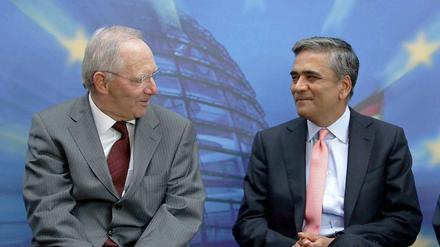 Lächeln zum Auftakt: Der Beginn einer wunderbaren Freundschaft zwischen Finanzminister Schäuble (l.) und Deutsche-Bank-Chef Jain?
