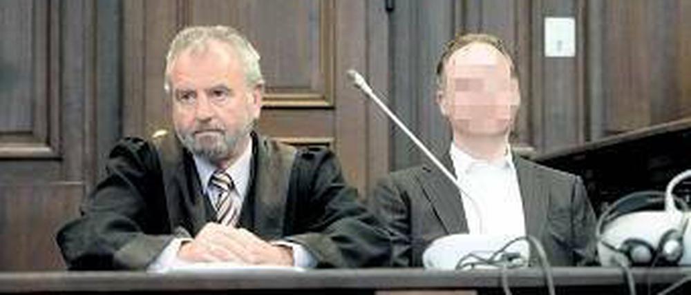 Vor dem Urteil. Der Verursacher des schweren Autounfalls Caesar S. (rechts), sitzt am Dienstag im Landgericht in Hamburg neben seinem Anwalt Ralf-Dieter Briel.