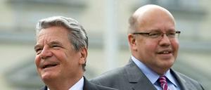 Joachim Gauck (links) bedankt sich auf seine Weise bei der FDP dafür, dass die Partei ihn zum Bundespräsidenten befördert hat. Umweltminister Peter Altmaier (CDU) sieht das mit eher gebremster Begeisterung. 