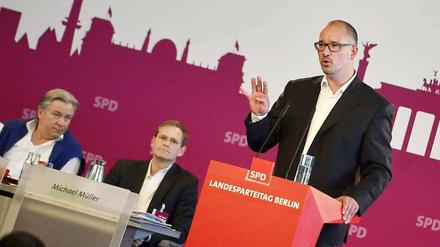 An den Rand gerückt: Der Regierende Bürgermeister Klaus Wowereit und der bisherige Vorsitzende Michael Müller müssen mitansehen, wie sich der Parteilinke Jan Stöß als neuer Landeschef der SPD durchsetzt.