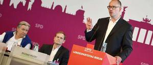 An den Rand gerückt: Der Regierende Bürgermeister Klaus Wowereit und der bisherige Vorsitzende Michael Müller müssen mitansehen, wie sich der Parteilinke Jan Stöß als neuer Landeschef der SPD durchsetzt.