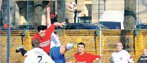 Hier ging einiges durcheinander. Spieler von Makkabi (in Weiß) wurden von Hürtürkel rassistisch und antisemitisch beleidigt.