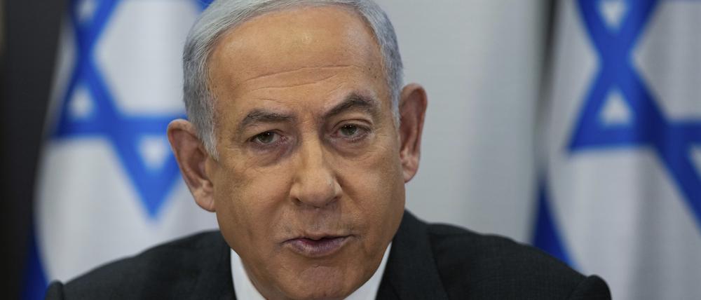 Benjamin Netanjahu, Ministerpräsident von Israel, leitet eine Kabinettssitzung in der Militärbasis Kirya, in der das israelische Verteidigungsministerium untergebracht ist. Er hat sich gegen eine Zweistaatenlösung im Gaza-Krieg ausgesprochen.