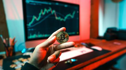 Weil der Bitcoin weder über eine laufende Rendite noch über materiellen Wert verfügt und nur eingeschränkte Kapazität als Zahlungsmittel bietet, spielt vor allem der Netzwerkeffekt eine Rolle.