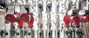 Und ab. Die Entrauchungsanlage ist hochkompliziert. Dieser Bereich mit Rohren und Ventilen ist im Obergeschoss des Terminals installiert. 