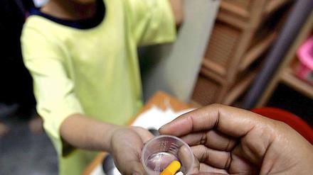 HIV-Therapie schlägt an, statt 10.000 Dollar kostet sie nun nur noch 150 Dollar im Jahr. Für arme Länder ist das zwar immer noch teuer, aber es ist ein großer Schritt in die richtige Richtung.