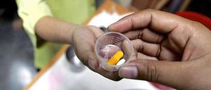 HIV-Therapie schlägt an, statt 10.000 Dollar kostet sie nun nur noch 150 Dollar im Jahr. Für arme Länder ist das zwar immer noch teuer, aber es ist ein großer Schritt in die richtige Richtung.