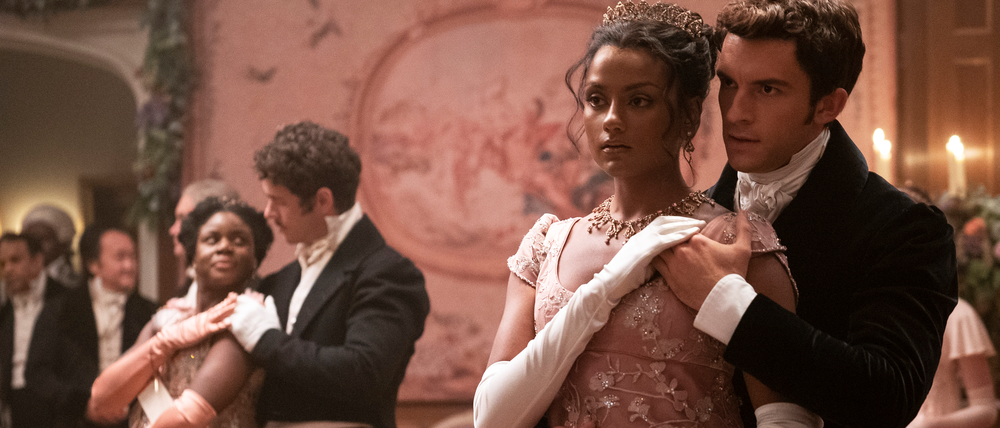 In der Netflix-Serie „Bridgerton“ wird geschmachtet - und geschlemmert.