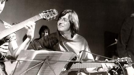 Nur mit Gitarre. Birger Heymann bei der Arbeit im Grips Theater.
