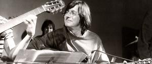 Nur mit Gitarre. Birger Heymann bei der Arbeit im Grips Theater.