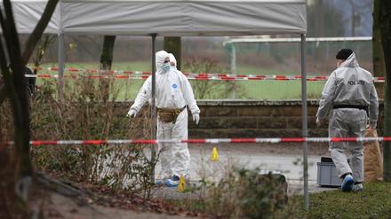 Ermittler der Polizei sichern Spuren am Fundort eines Neugeborenen unweit eines Schulgeländes in Bielefeld. 