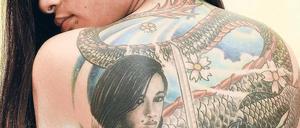 Spuren der Vergangenheit. Was man in der Jugend noch schön findet, kann später die Karriere behindern. Doch je größer die Tätowierung ist, umso schwieriger ist es, sie wieder loszuwerden. 