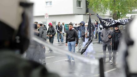 Kulturkampf in Deutschland. Salafisten demonstrieren Anfang Mai in Solingen gegen die Provokationen durch die militanten Islamgegner von Pro Deutschland.