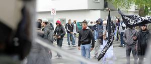 Kulturkampf in Deutschland. Salafisten demonstrieren Anfang Mai in Solingen gegen die Provokationen durch die militanten Islamgegner von Pro Deutschland.