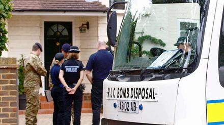 Vor dem Haus der Opfer-Familie in Claygate steht die Polizei.