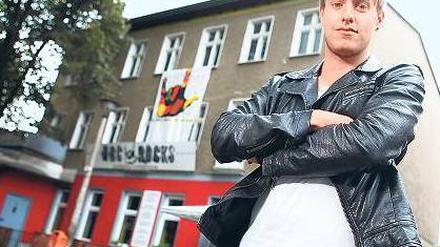 Christoph Weingart ist Sprecher der Initiative "ABC Rocks erhalten". Hier steht er vor dem ABC-Rocks, wo er seine halbe Jugend verbracht hat.