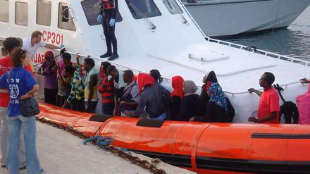 Überlebende. Diese Flüchtlinge sind von der Küstenwache von einem gesunkenen Boot gerettet und auf die italienische Insel Lampedusa gebracht worden. 