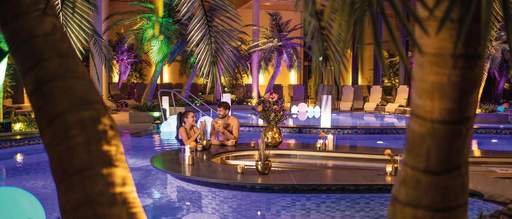 An der Poolbar werden gekühlte Drinks wie Cocktails serviert.