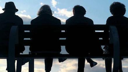 Nicht auf die lange Bank schieben. Experten raten Senioren, von sich aus zu prüfen, ob sie Steuern nachzahlen müssen oder nicht. Wer aktiv wird, vermeidet Bußgeldverfahren. 