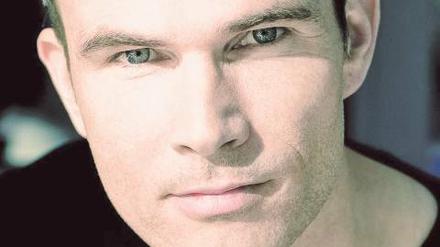 Thomas Borchert (46), geboren in Essen, spielt momentan in Berlin den Grafen von Krolock im Musical „Tanz der Vampire“. Sehen konnte man ihn auch in „Les Misérables“, „Phantom der Oper“ oder „Mozart“.