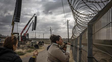 Angehörige der israelischen Geiseln, die von der Hamas festgehalten werden, rufen während einer Protestaktion an der Grenze zwischen Israel und Gaza ihre Namen. 