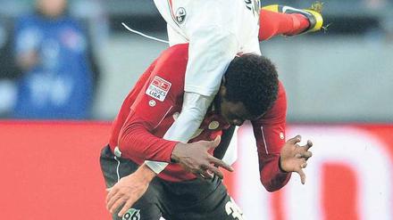 Der Gaul lahmt: Hannover, hier Mame Diouf gegen Mensur Mujdza, wird von Freiburg gebändigt.