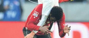 Der Gaul lahmt: Hannover, hier Mame Diouf gegen Mensur Mujdza, wird von Freiburg gebändigt.