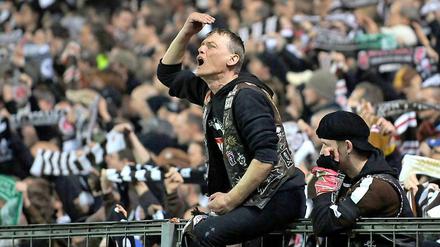 Mit Weitblick. Fans des Hamburger Zweitligisten FC St. Pauli interessieren sich nicht ausschließlich für das bloße Ergebnis, sondern für alle Belange ihres Klubs. 