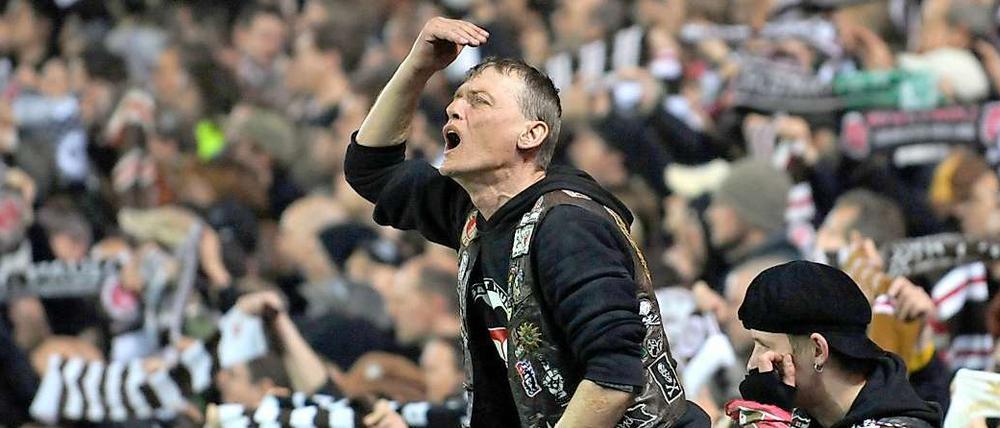 Mit Weitblick. Fans des Hamburger Zweitligisten FC St. Pauli interessieren sich nicht ausschließlich für das bloße Ergebnis, sondern für alle Belange ihres Klubs. 