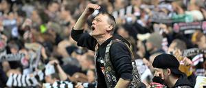 Mit Weitblick. Fans des Hamburger Zweitligisten FC St. Pauli interessieren sich nicht ausschließlich für das bloße Ergebnis, sondern für alle Belange ihres Klubs. 