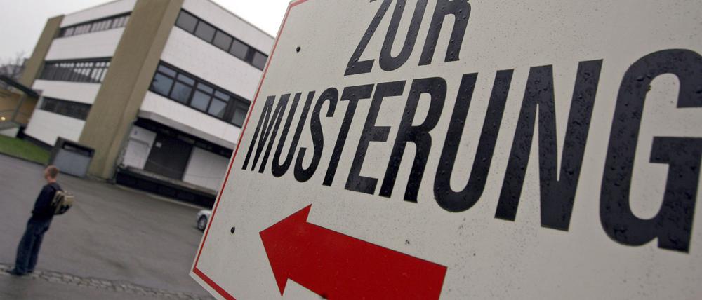 Die Musterung auf Wehrtauglichkeit - bis 2010 für junge Männer der Normalfall.